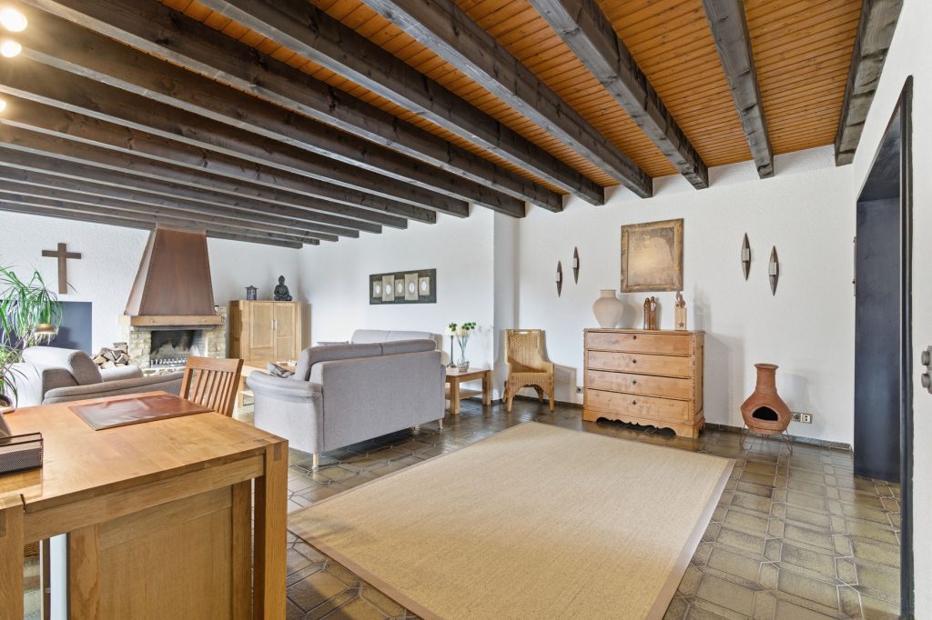 Gütelhöfer Immobilien - Immobilienangebot - Bornheim / Üllekoven - Alle - Freistehendes Einfamilienhaus mit großem Garten, Fußbodenheizung, Kamin und Doppelgarage in Waldorf