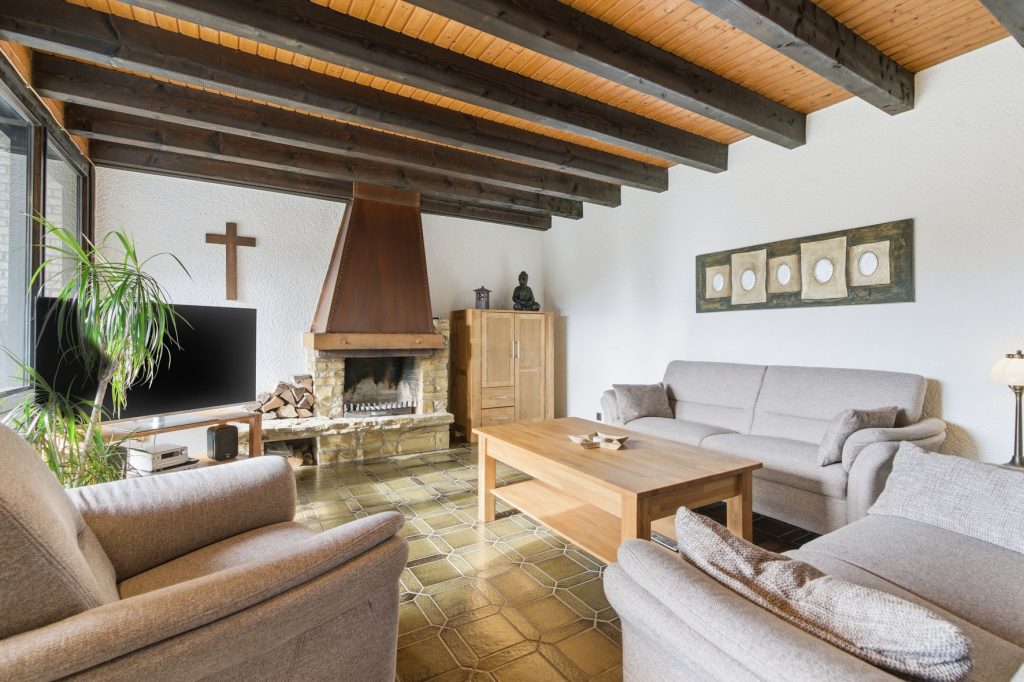 Gütelhöfer Immobilien - Immobilienangebot - Bornheim / Üllekoven - Alle - Freistehendes Einfamilienhaus mit großem Garten, Fußbodenheizung, Kamin und Doppelgarage in Waldorf