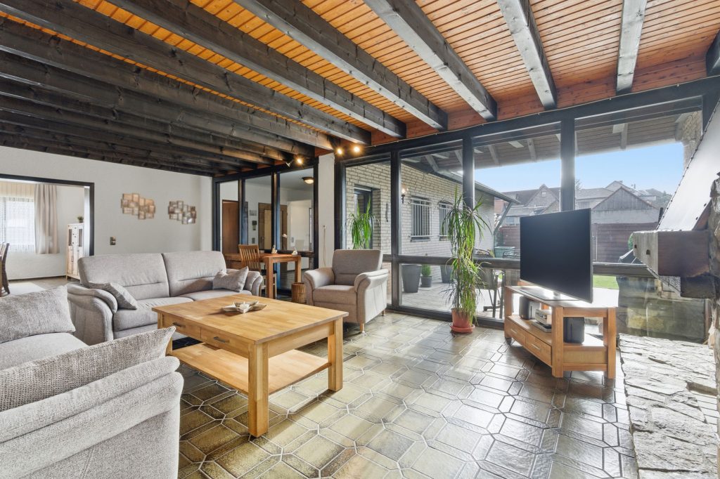 Gütelhöfer Immobilien - Immobilienangebot - Bornheim / Üllekoven - Alle - Freistehendes Einfamilienhaus mit großem Garten, Fußbodenheizung, Kamin und Doppelgarage in Waldorf