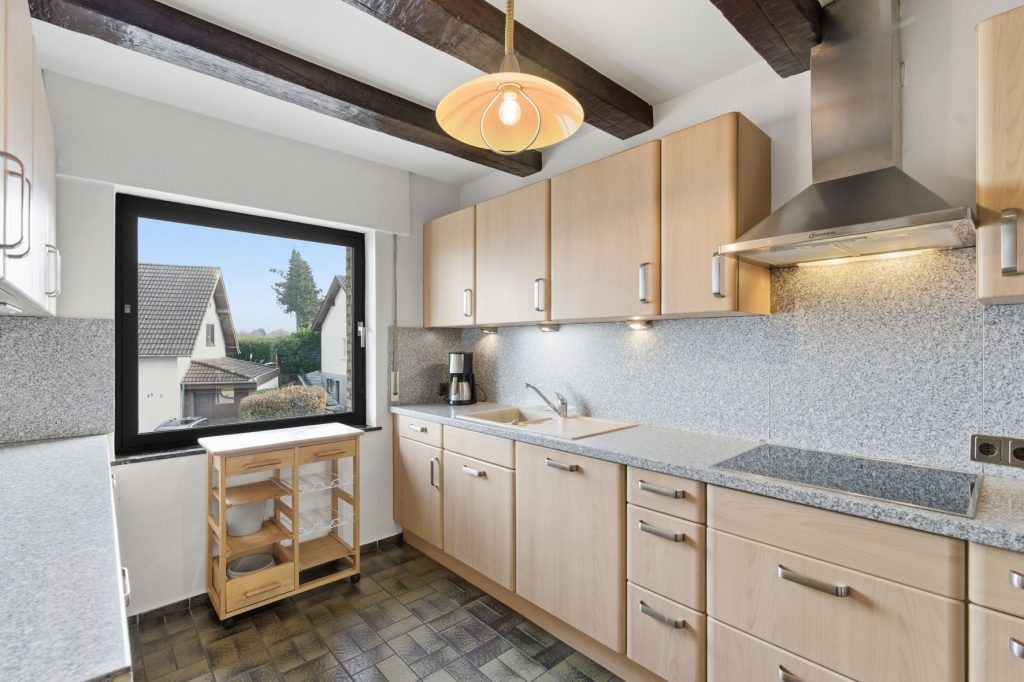 Gütelhöfer Immobilien - Immobilienangebot - Bornheim / Üllekoven - Alle - Freistehendes Einfamilienhaus mit großem Garten, Fußbodenheizung, Kamin und Doppelgarage in Waldorf