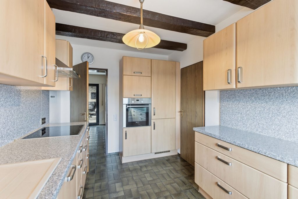 Gütelhöfer Immobilien - Immobilienangebot - Bornheim / Üllekoven - Alle - Freistehendes Einfamilienhaus mit großem Garten, Fußbodenheizung, Kamin und Doppelgarage in Waldorf
