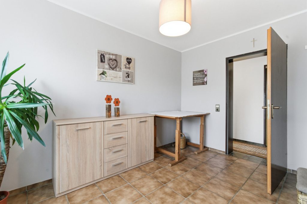 Gütelhöfer Immobilien - Immobilienangebot - Bornheim / Üllekoven - Alle - Freistehendes Einfamilienhaus mit großem Garten, Fußbodenheizung, Kamin und Doppelgarage in Waldorf