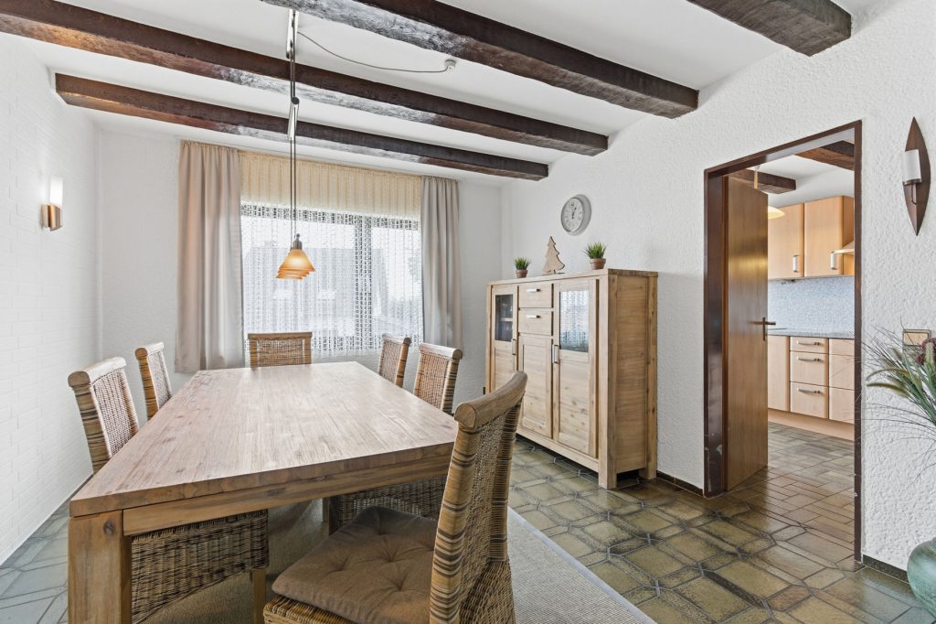 Gütelhöfer Immobilien - Immobilienangebot - Bornheim / Üllekoven - Alle - Freistehendes Einfamilienhaus mit großem Garten, Fußbodenheizung, Kamin und Doppelgarage in Waldorf