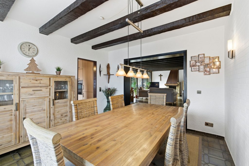 Gütelhöfer Immobilien - Immobilienangebot - Bornheim / Üllekoven - Alle - Freistehendes Einfamilienhaus mit großem Garten, Fußbodenheizung, Kamin und Doppelgarage in Waldorf