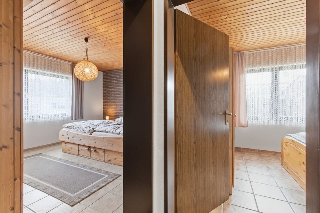 Gütelhöfer Immobilien - Immobilienangebot - Bornheim / Üllekoven - Alle - Freistehendes Einfamilienhaus mit großem Garten, Fußbodenheizung, Kamin und Doppelgarage in Waldorf