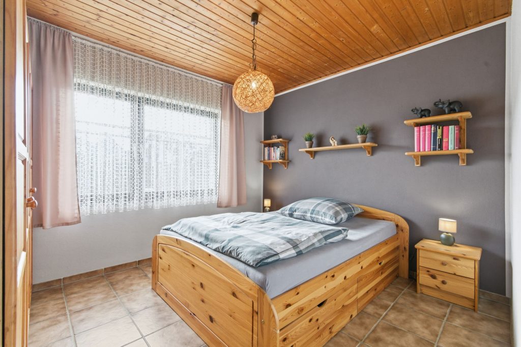 Gütelhöfer Immobilien - Immobilienangebot - Bornheim / Üllekoven - Alle - Freistehendes Einfamilienhaus mit großem Garten, Fußbodenheizung, Kamin und Doppelgarage in Waldorf