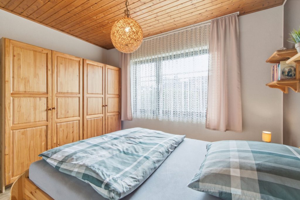 Gütelhöfer Immobilien - Immobilienangebot - Bornheim / Üllekoven - Alle - Freistehendes Einfamilienhaus mit großem Garten, Fußbodenheizung, Kamin und Doppelgarage in Waldorf