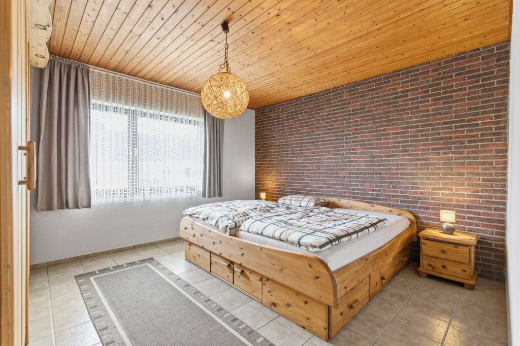 Gütelhöfer Immobilien - Immobilienangebot - Bornheim / Üllekoven - Alle - Freistehendes Einfamilienhaus mit großem Garten, Fußbodenheizung, Kamin und Doppelgarage in Waldorf