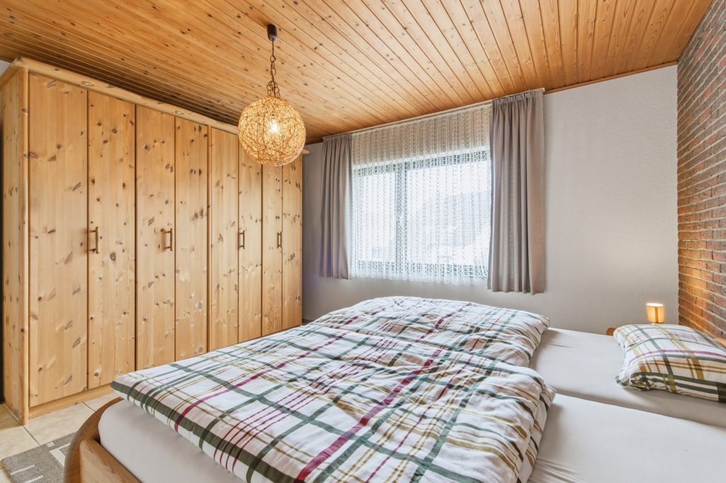 Gütelhöfer Immobilien - Immobilienangebot - Bornheim / Üllekoven - Alle - Freistehendes Einfamilienhaus mit großem Garten, Fußbodenheizung, Kamin und Doppelgarage in Waldorf