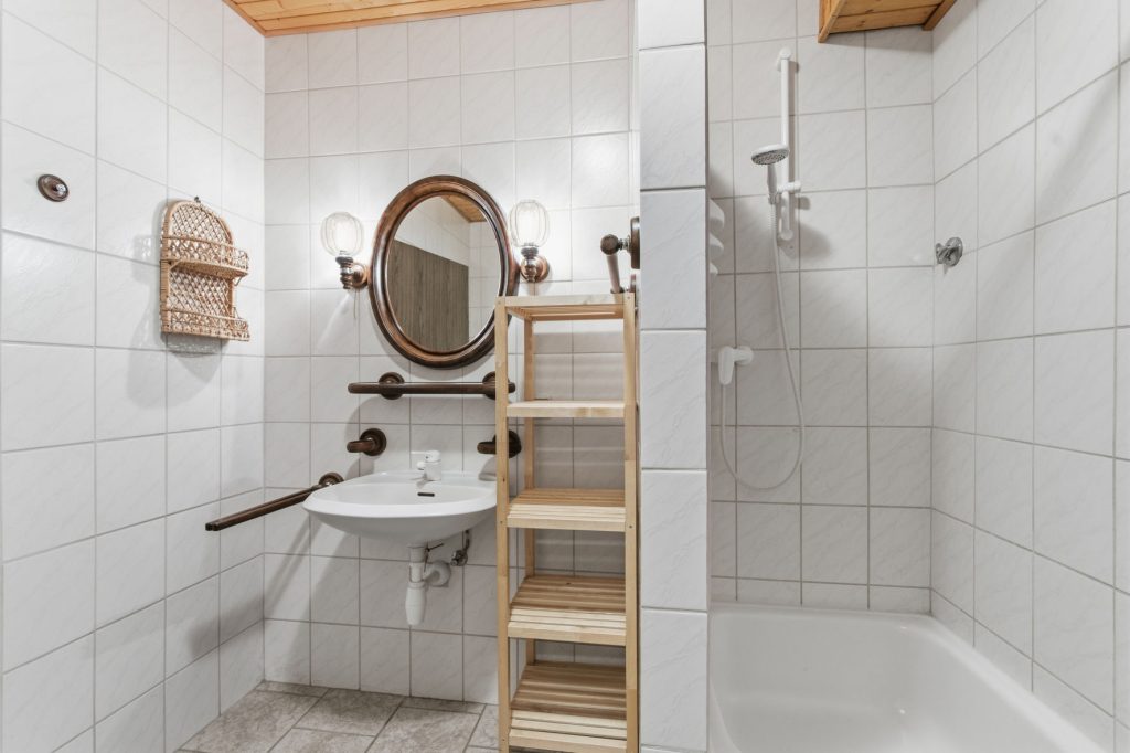 Gütelhöfer Immobilien - Immobilienangebot - Bornheim / Üllekoven - Alle - Freistehendes Einfamilienhaus mit großem Garten, Fußbodenheizung, Kamin und Doppelgarage in Waldorf