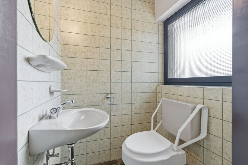 Gütelhöfer Immobilien - Immobilienangebot - Bornheim / Üllekoven - Alle - Freistehendes Einfamilienhaus mit großem Garten, Fußbodenheizung, Kamin und Doppelgarage in Waldorf