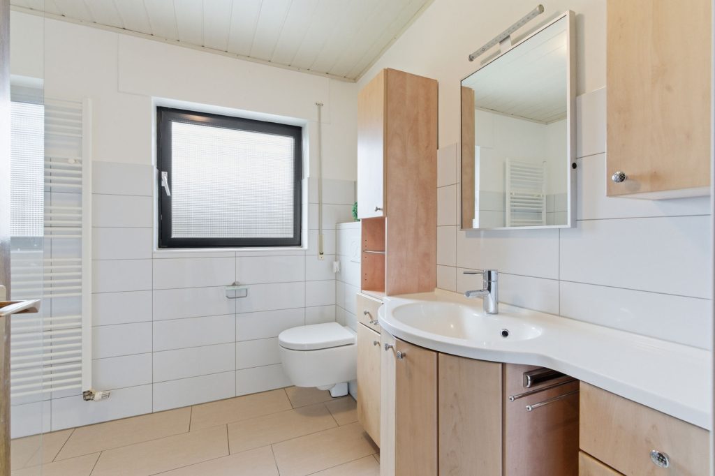 Gütelhöfer Immobilien - Immobilienangebot - Bornheim / Üllekoven - Alle - Freistehendes Einfamilienhaus mit großem Garten, Fußbodenheizung, Kamin und Doppelgarage in Waldorf