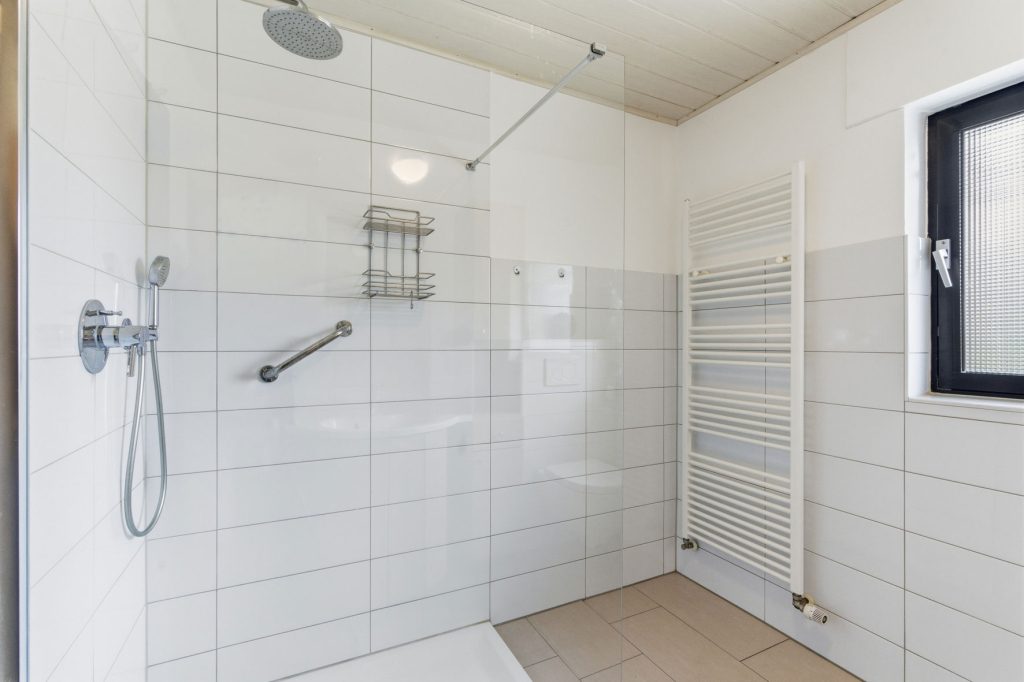 Gütelhöfer Immobilien - Immobilienangebot - Bornheim / Üllekoven - Alle - Freistehendes Einfamilienhaus mit großem Garten, Fußbodenheizung, Kamin und Doppelgarage in Waldorf