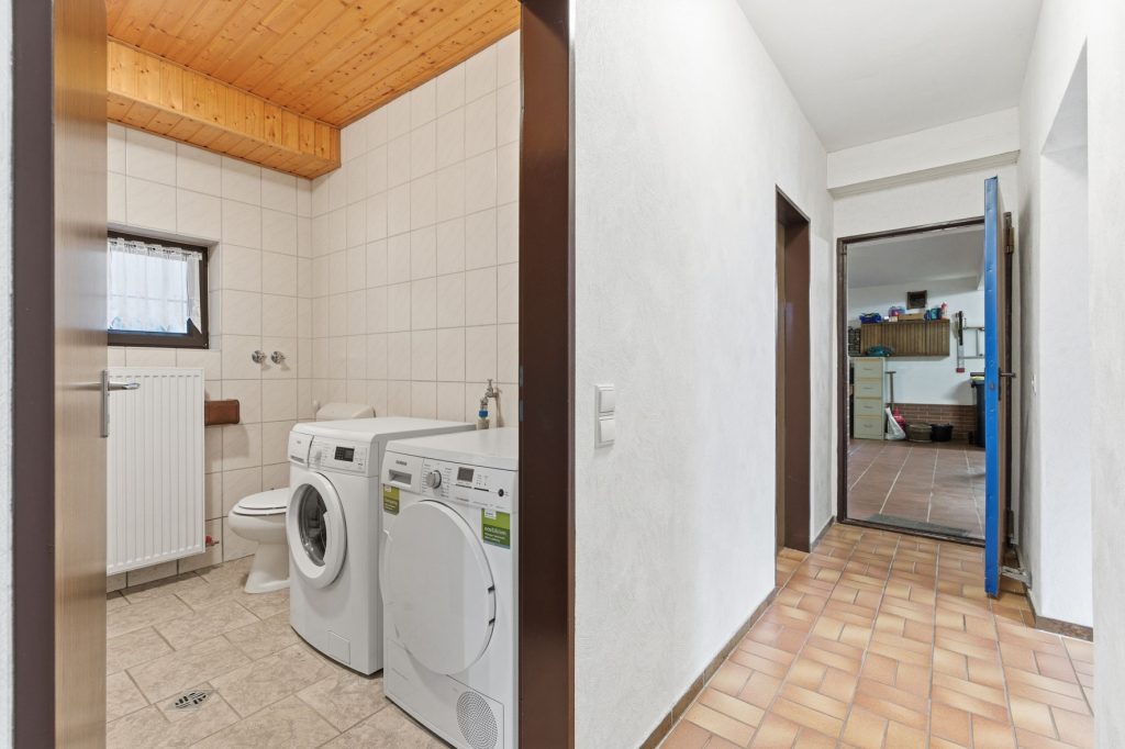Gütelhöfer Immobilien - Immobilienangebot - Bornheim / Üllekoven - Alle - Freistehendes Einfamilienhaus mit großem Garten, Fußbodenheizung, Kamin und Doppelgarage in Waldorf