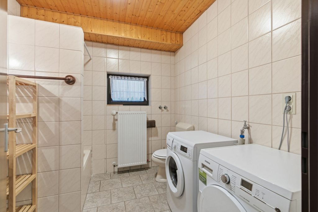 Gütelhöfer Immobilien - Immobilienangebot - Bornheim / Üllekoven - Alle - Freistehendes Einfamilienhaus mit großem Garten, Fußbodenheizung, Kamin und Doppelgarage in Waldorf