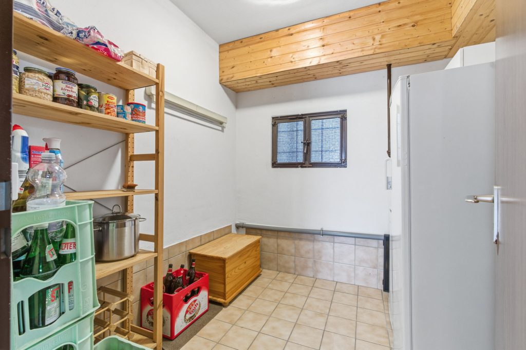 Gütelhöfer Immobilien - Immobilienangebot - Bornheim / Üllekoven - Alle - Freistehendes Einfamilienhaus mit großem Garten, Fußbodenheizung, Kamin und Doppelgarage in Waldorf