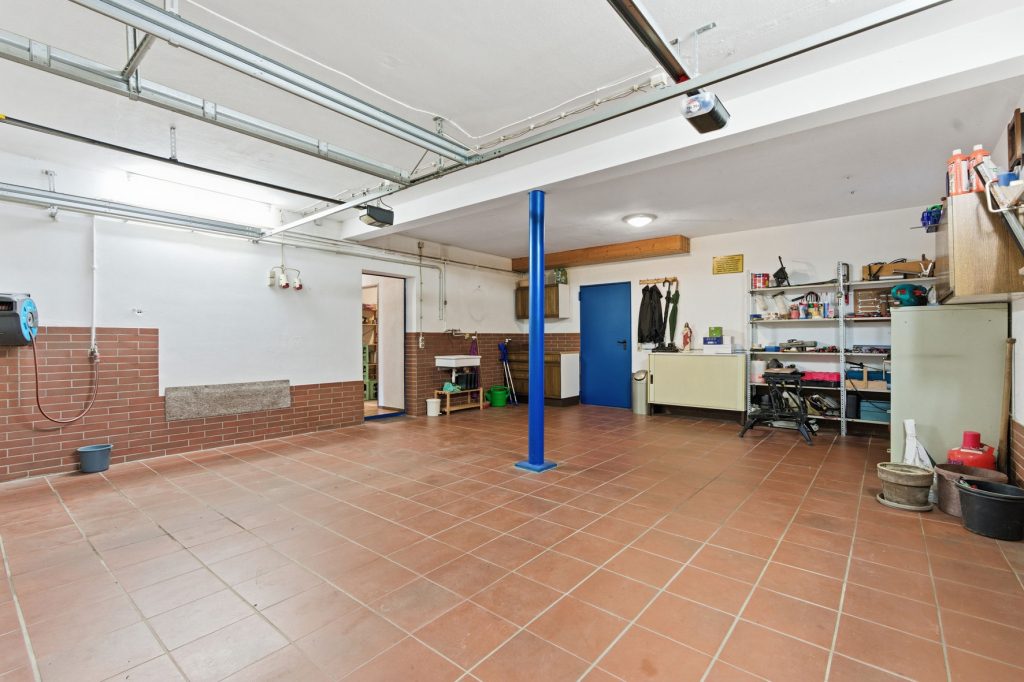Gütelhöfer Immobilien - Immobilienangebot - Bornheim / Üllekoven - Alle - Freistehendes Einfamilienhaus mit großem Garten, Fußbodenheizung, Kamin und Doppelgarage in Waldorf