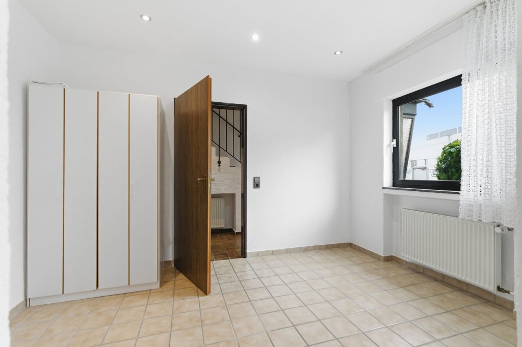 Gütelhöfer Immobilien - Immobilienangebot - Bornheim / Üllekoven - Alle - Freistehendes Einfamilienhaus mit großem Garten, Fußbodenheizung, Kamin und Doppelgarage in Waldorf