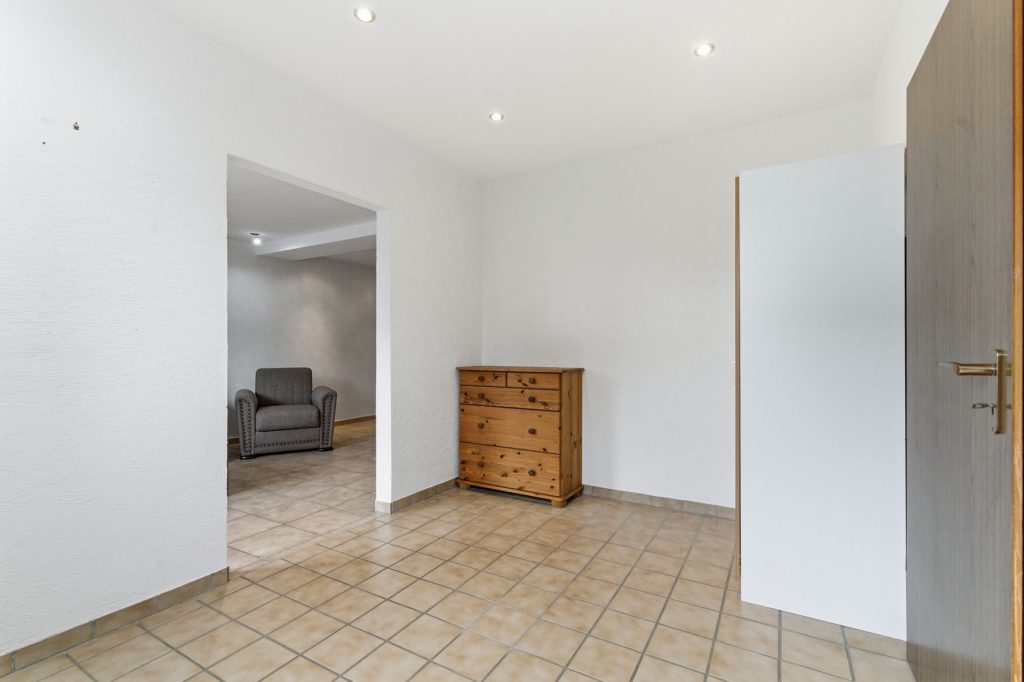 Gütelhöfer Immobilien - Immobilienangebot - Bornheim / Üllekoven - Alle - Freistehendes Einfamilienhaus mit großem Garten, Fußbodenheizung, Kamin und Doppelgarage in Waldorf