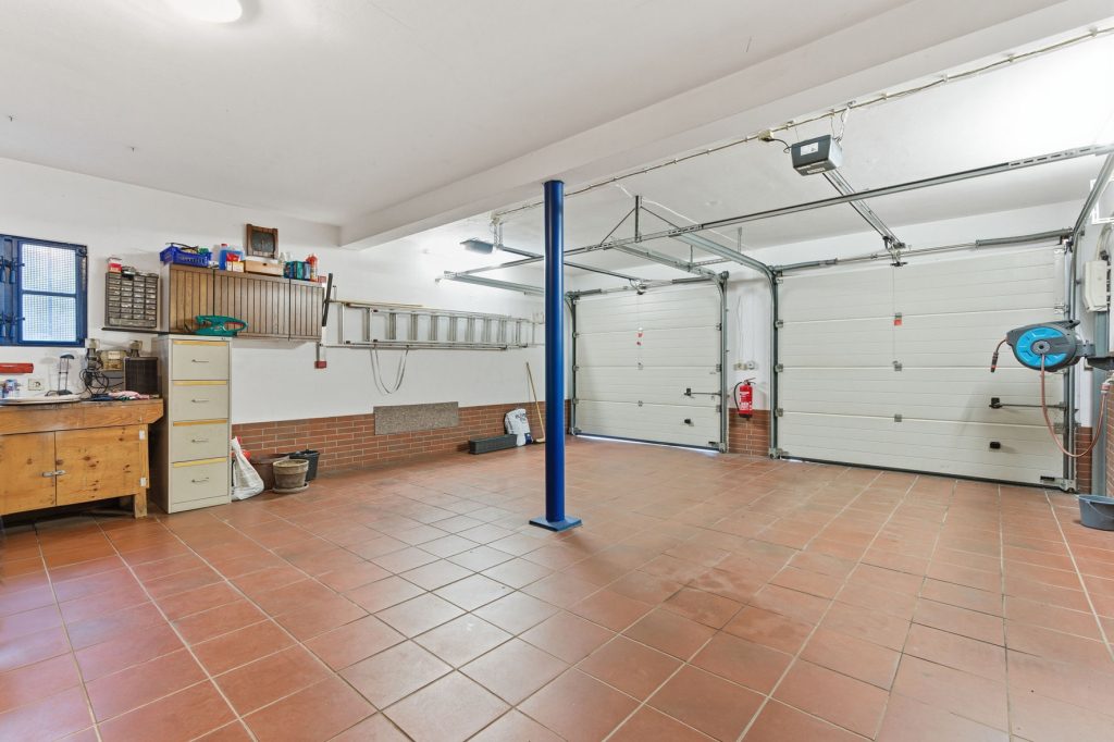 Gütelhöfer Immobilien - Immobilienangebot - Bornheim / Üllekoven - Alle - Freistehendes Einfamilienhaus mit großem Garten, Fußbodenheizung, Kamin und Doppelgarage in Waldorf