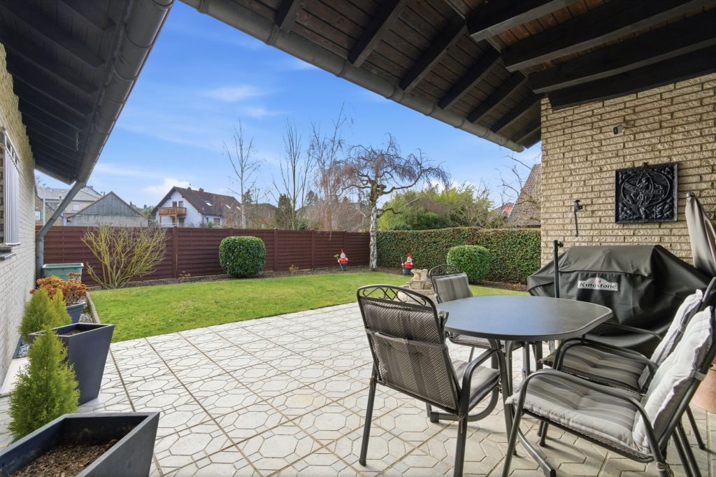 Gütelhöfer Immobilien - Immobilienangebot - Bornheim / Üllekoven - Alle - Freistehendes Einfamilienhaus mit großem Garten, Fußbodenheizung, Kamin und Doppelgarage in Waldorf