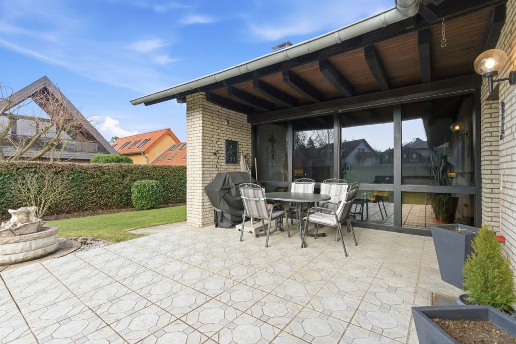 Gütelhöfer Immobilien - Immobilienangebot - Bornheim / Üllekoven - Alle - Freistehendes Einfamilienhaus mit großem Garten, Fußbodenheizung, Kamin und Doppelgarage in Waldorf