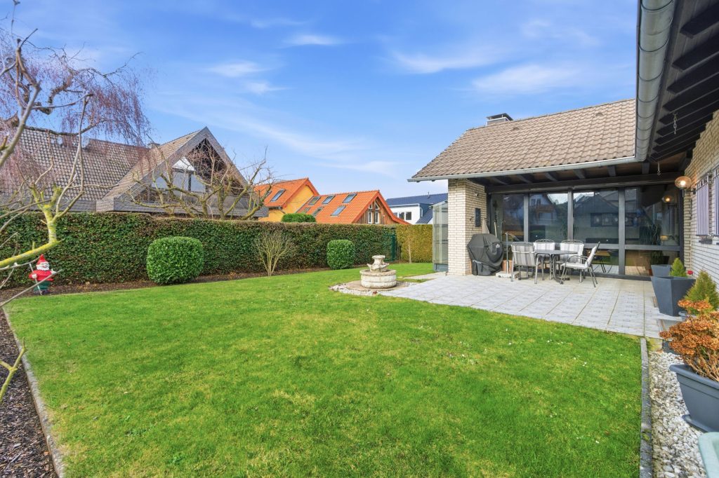 Gütelhöfer Immobilien - Immobilienangebot - Bornheim / Üllekoven - Alle - Freistehendes Einfamilienhaus mit großem Garten, Fußbodenheizung, Kamin und Doppelgarage in Waldorf