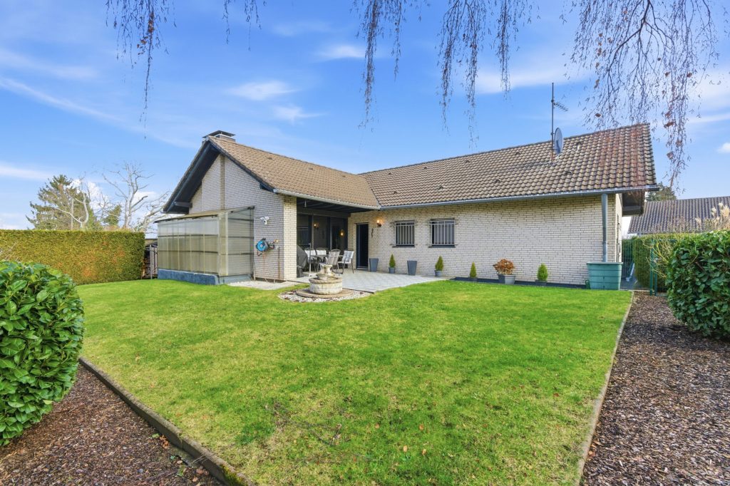 Gütelhöfer Immobilien - Immobilienangebot - Bornheim / Üllekoven - Alle - Freistehendes Einfamilienhaus mit großem Garten, Fußbodenheizung, Kamin und Doppelgarage in Waldorf