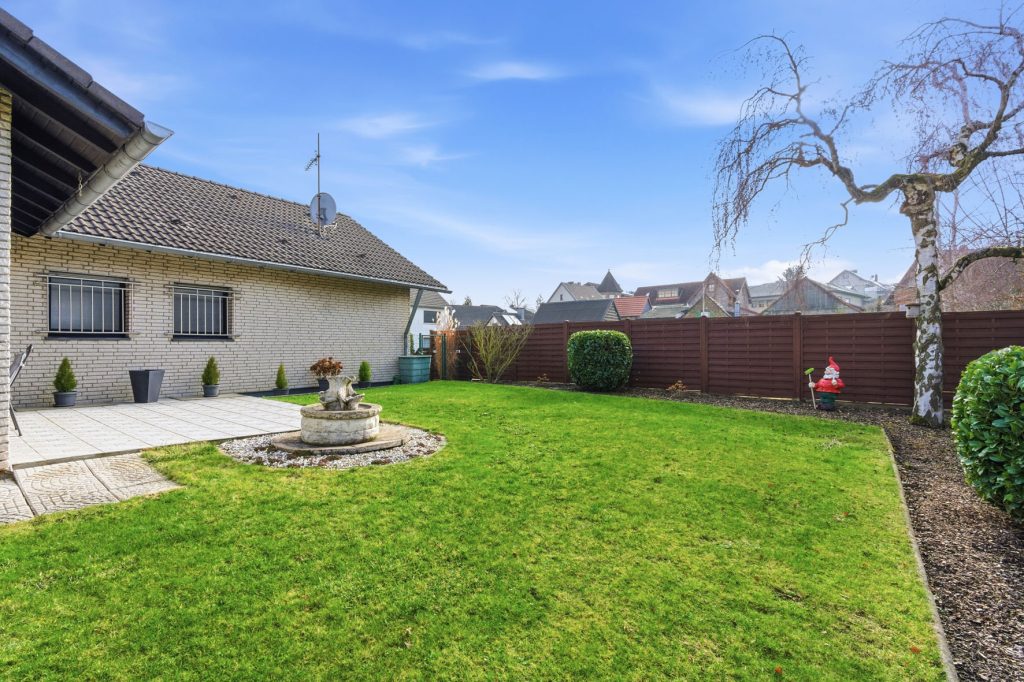 Gütelhöfer Immobilien - Immobilienangebot - Bornheim / Üllekoven - Alle - Freistehendes Einfamilienhaus mit großem Garten, Fußbodenheizung, Kamin und Doppelgarage in Waldorf