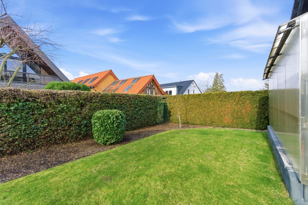 Gütelhöfer Immobilien - Immobilienangebot - Bornheim / Üllekoven - Alle - Freistehendes Einfamilienhaus mit großem Garten, Fußbodenheizung, Kamin und Doppelgarage in Waldorf