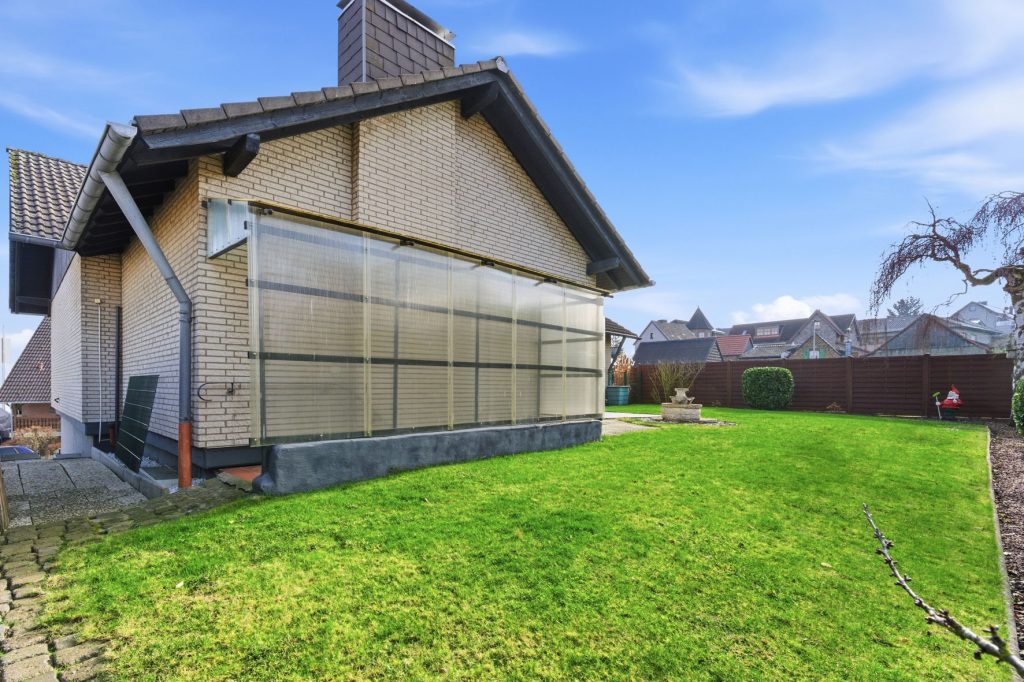 Gütelhöfer Immobilien - Immobilienangebot - Bornheim / Üllekoven - Alle - Freistehendes Einfamilienhaus mit großem Garten, Fußbodenheizung, Kamin und Doppelgarage in Waldorf