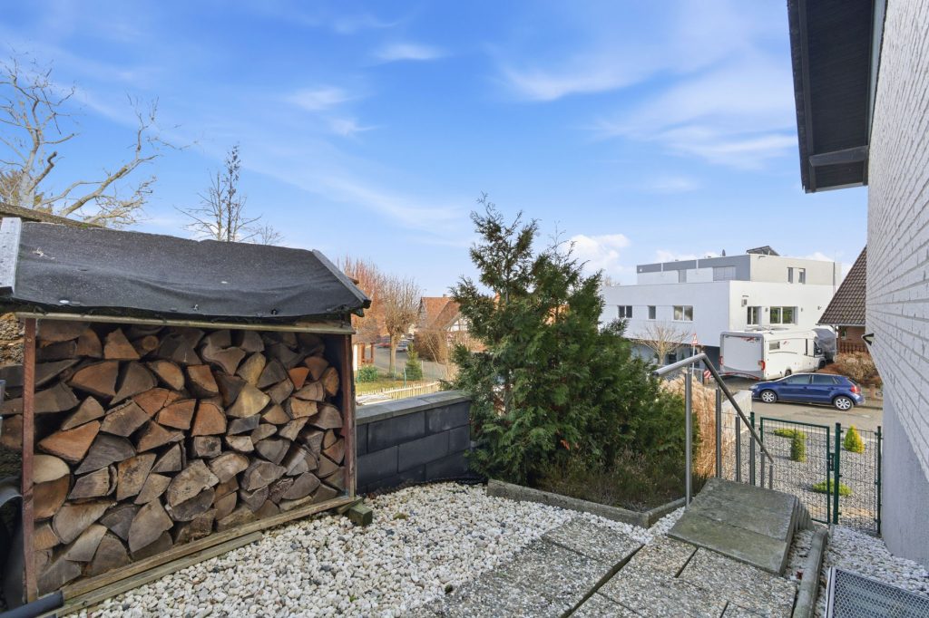 Gütelhöfer Immobilien - Immobilienangebot - Bornheim / Üllekoven - Alle - Freistehendes Einfamilienhaus mit großem Garten, Fußbodenheizung, Kamin und Doppelgarage in Waldorf