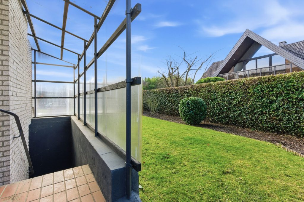 Gütelhöfer Immobilien - Immobilienangebot - Bornheim / Üllekoven - Alle - Freistehendes Einfamilienhaus mit großem Garten, Fußbodenheizung, Kamin und Doppelgarage in Waldorf