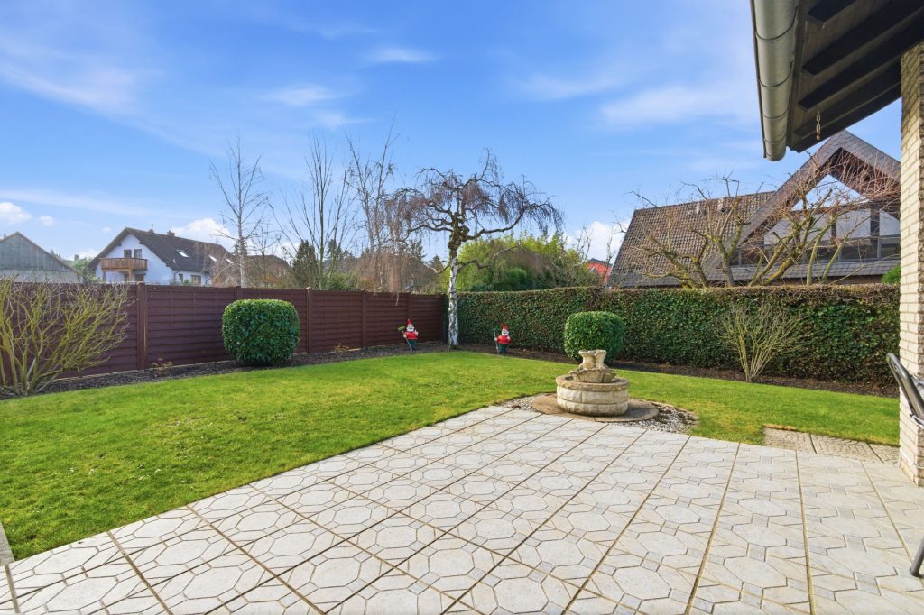 Gütelhöfer Immobilien - Immobilienangebot - Bornheim / Üllekoven - Alle - Freistehendes Einfamilienhaus mit großem Garten, Fußbodenheizung, Kamin und Doppelgarage in Waldorf