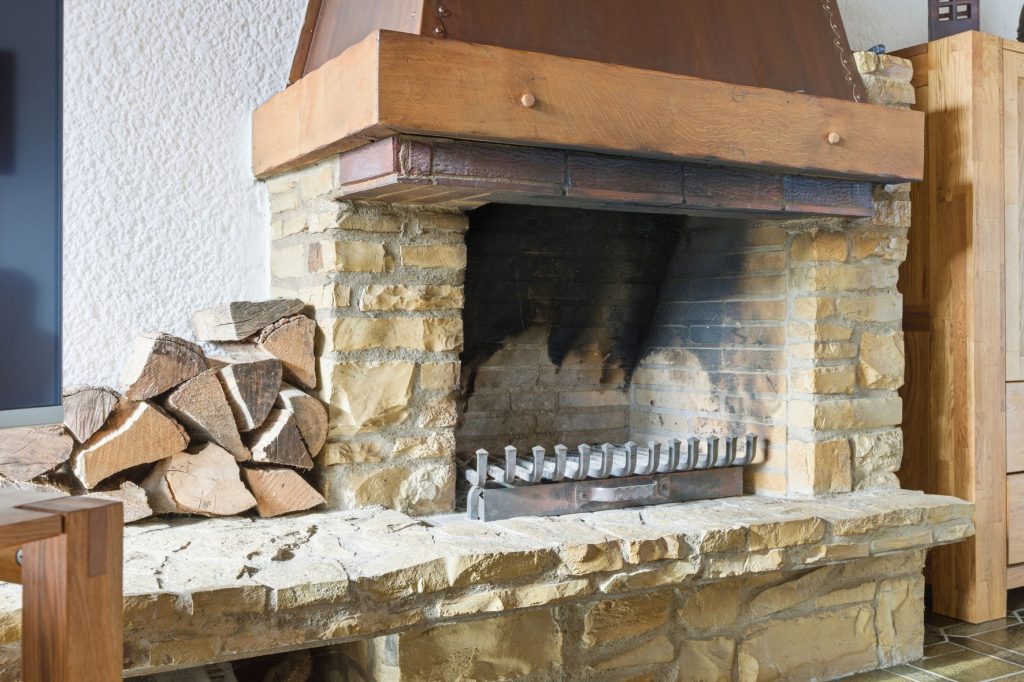 Gütelhöfer Immobilien - Immobilienangebot - Bornheim / Üllekoven - Alle - Freistehendes Einfamilienhaus mit großem Garten, Fußbodenheizung, Kamin und Doppelgarage in Waldorf
