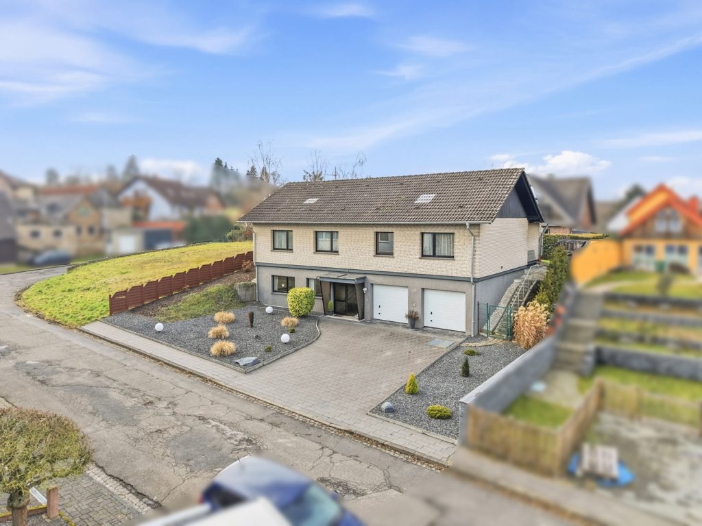 Gütelhöfer Immobilien - Immobilienangebot - Bornheim / Üllekoven - Alle - Freistehendes Einfamilienhaus mit großem Garten, Fußbodenheizung, Kamin und Doppelgarage in Waldorf