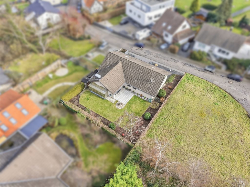 Gütelhöfer Immobilien - Immobilienangebot - Bornheim / Üllekoven - Alle - Freistehendes Einfamilienhaus mit großem Garten, Fußbodenheizung, Kamin und Doppelgarage in Waldorf