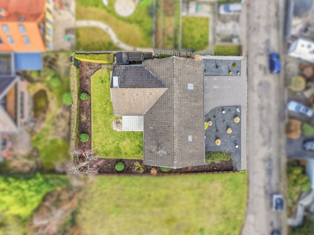 Gütelhöfer Immobilien - Immobilienangebot - Bornheim / Üllekoven - Alle - Freistehendes Einfamilienhaus mit großem Garten, Fußbodenheizung, Kamin und Doppelgarage in Waldorf