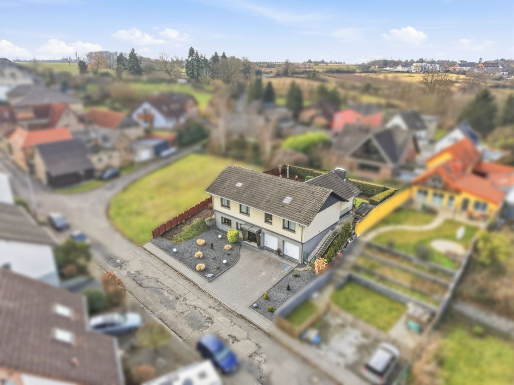 Gütelhöfer Immobilien - Immobilienangebot - Bornheim / Üllekoven - Alle - Freistehendes Einfamilienhaus mit großem Garten, Fußbodenheizung, Kamin und Doppelgarage in Waldorf