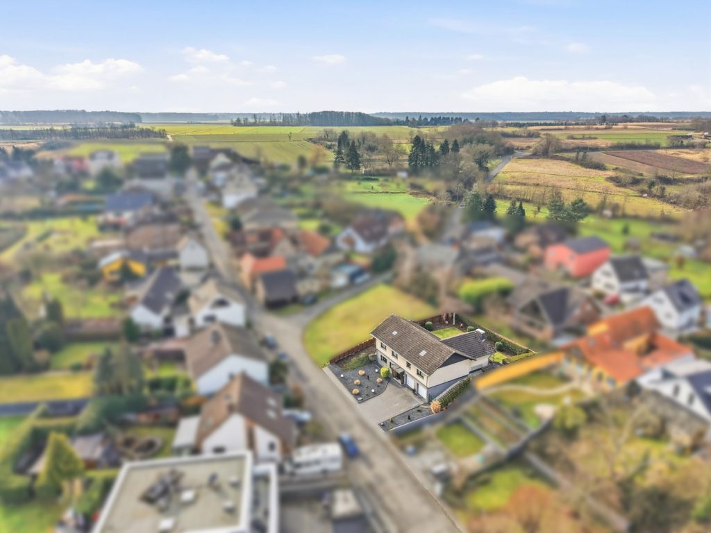 Gütelhöfer Immobilien - Immobilienangebot - Bornheim / Üllekoven - Alle - Freistehendes Einfamilienhaus mit großem Garten, Fußbodenheizung, Kamin und Doppelgarage in Waldorf