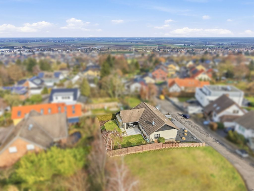 Gütelhöfer Immobilien - Immobilienangebot - Bornheim / Üllekoven - Alle - Freistehendes Einfamilienhaus mit großem Garten, Fußbodenheizung, Kamin und Doppelgarage in Waldorf