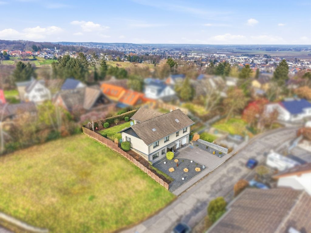 Gütelhöfer Immobilien - Immobilienangebot - Bornheim / Üllekoven - Alle - Freistehendes Einfamilienhaus mit großem Garten, Fußbodenheizung, Kamin und Doppelgarage in Waldorf