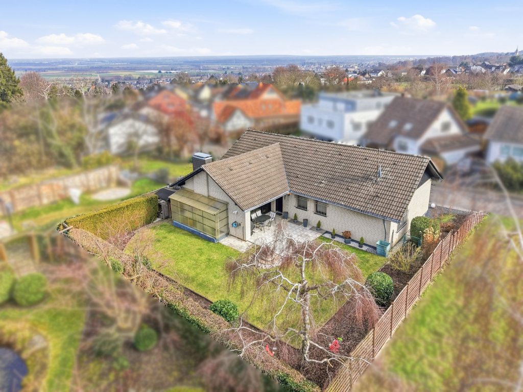Gütelhöfer Immobilien - Immobilienangebot - Bornheim / Üllekoven - Alle - Freistehendes Einfamilienhaus mit großem Garten, Fußbodenheizung, Kamin und Doppelgarage in Waldorf