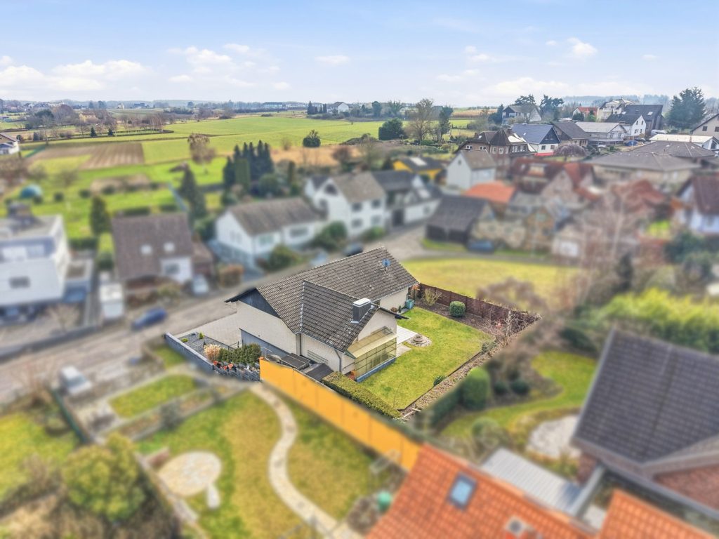 Gütelhöfer Immobilien - Immobilienangebot - Bornheim / Üllekoven - Alle - Freistehendes Einfamilienhaus mit großem Garten, Fußbodenheizung, Kamin und Doppelgarage in Waldorf