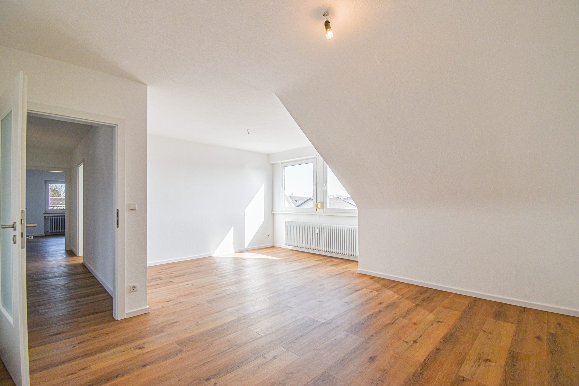 Gütelhöfer Immobilien - Immobilienangebot - Rheinbach - Alle - Modernisierte 4-Zimmer-Dachgeschosswohnung mit Garten und Garage in zentraler Lage von Rheinbach