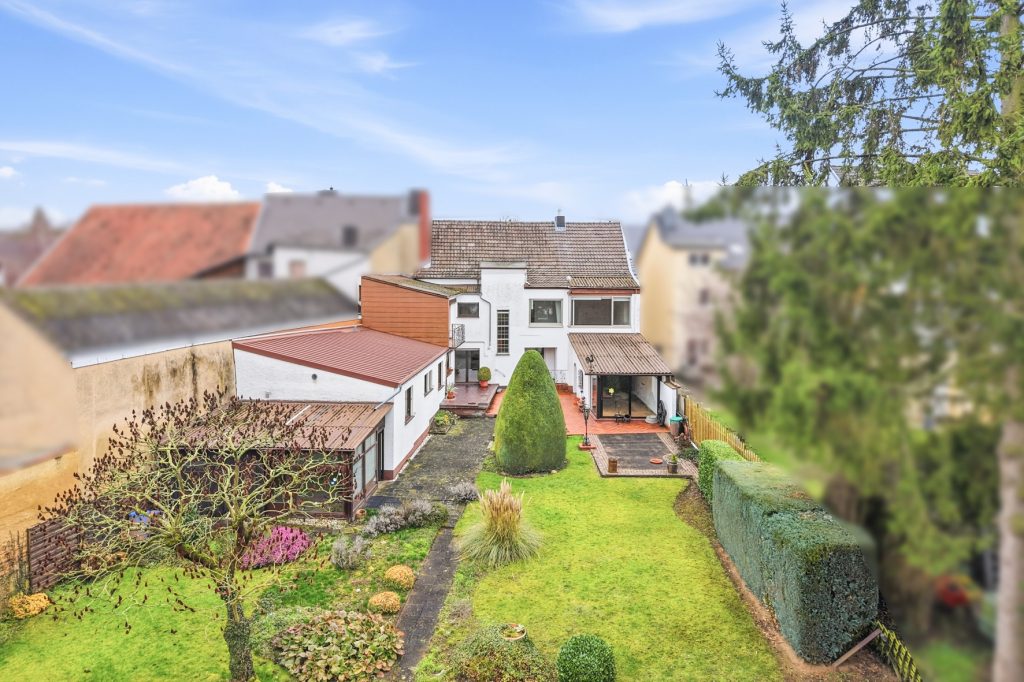 Gütelhöfer Immobilien - Immobilienangebot - Meckenheim - Alle - Platz für Generationen! Großzügiges Wohnhaus auf 1.045m² Grund mit Potenzial in zentraler Lage