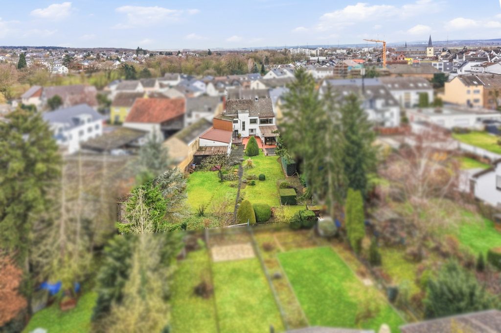 Gütelhöfer Immobilien - Immobilienangebot - Meckenheim - Alle - Platz für Generationen! Großzügiges Wohnhaus auf 1.045m² Grund mit Potenzial in zentraler Lage