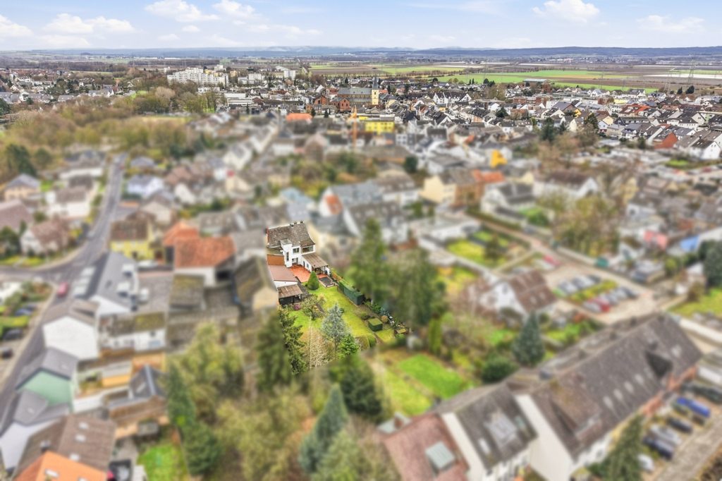 Gütelhöfer Immobilien - Immobilienangebot - Meckenheim - Alle - Platz für Generationen! Großzügiges Wohnhaus auf 1.045m² Grund mit Potenzial in zentraler Lage