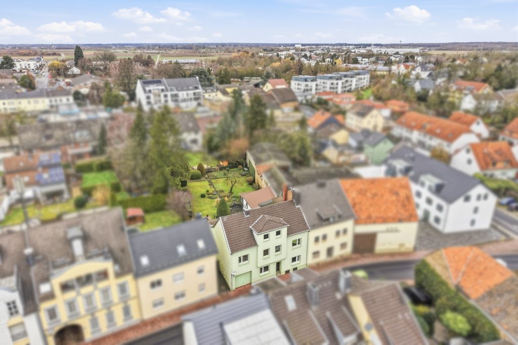 Gütelhöfer Immobilien - Immobilienangebot - Meckenheim - Alle - Platz für Generationen! Großzügiges Wohnhaus auf 1.045m² Grund mit Potenzial in zentraler Lage