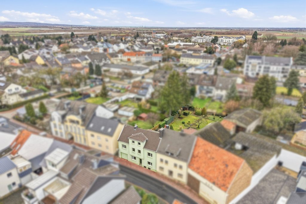 Gütelhöfer Immobilien - Immobilienangebot - Meckenheim - Alle - Platz für Generationen! Großzügiges Wohnhaus auf 1.045m² Grund mit Potenzial in zentraler Lage